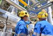 Arbeiter in einer Industrieanlage – Raffinerie zur Verarbeitung von Erdöl // Workers in an industrial plant – refinery for processing crude oil